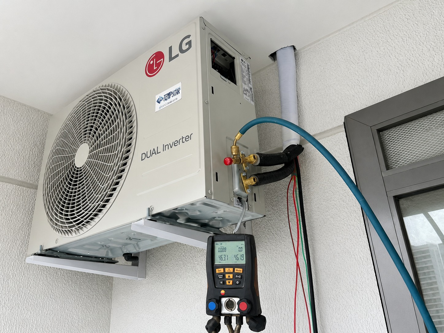 Condensadora LG Dual Inverter durante teste com manifold digital