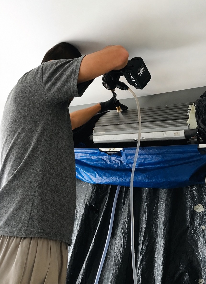 Técnico higienizando serpentina de evaporadora com pulverizador