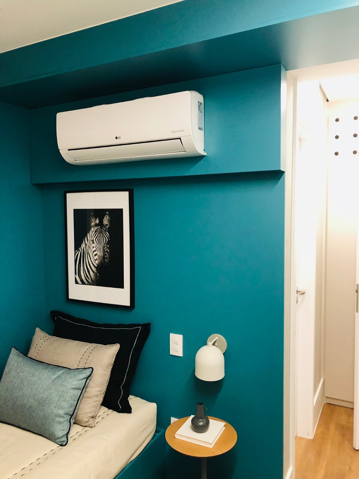 Quarto com evaporadora split LG instalada em parede azul