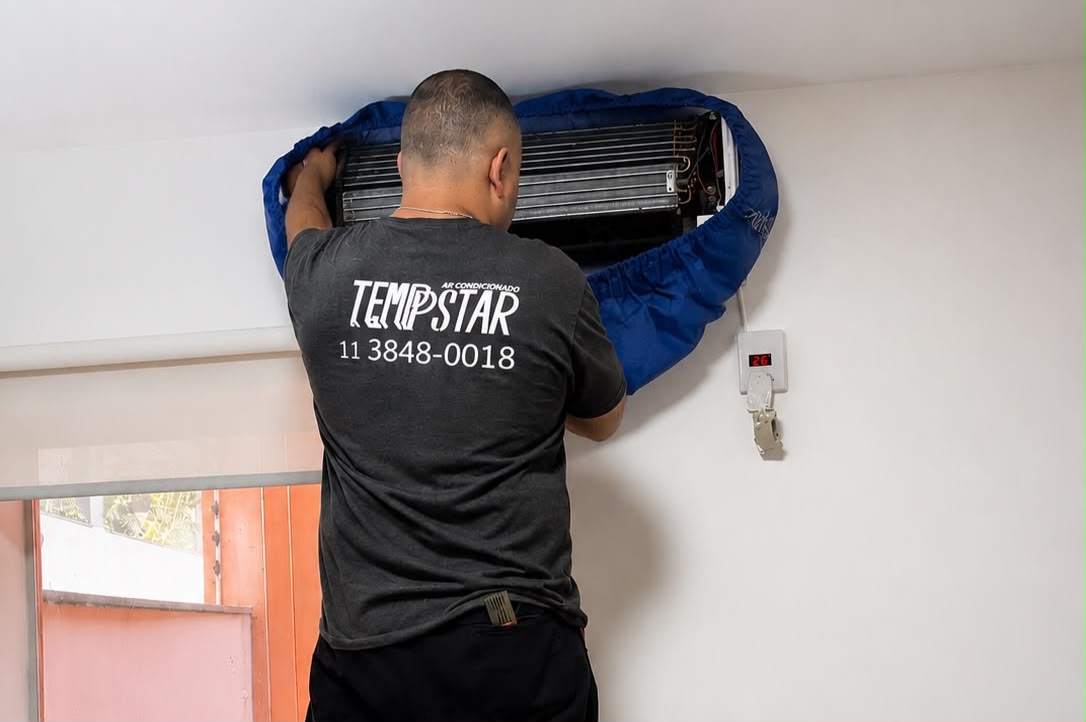 Técnico da Temppstar realizando limpeza com bolsa coletora