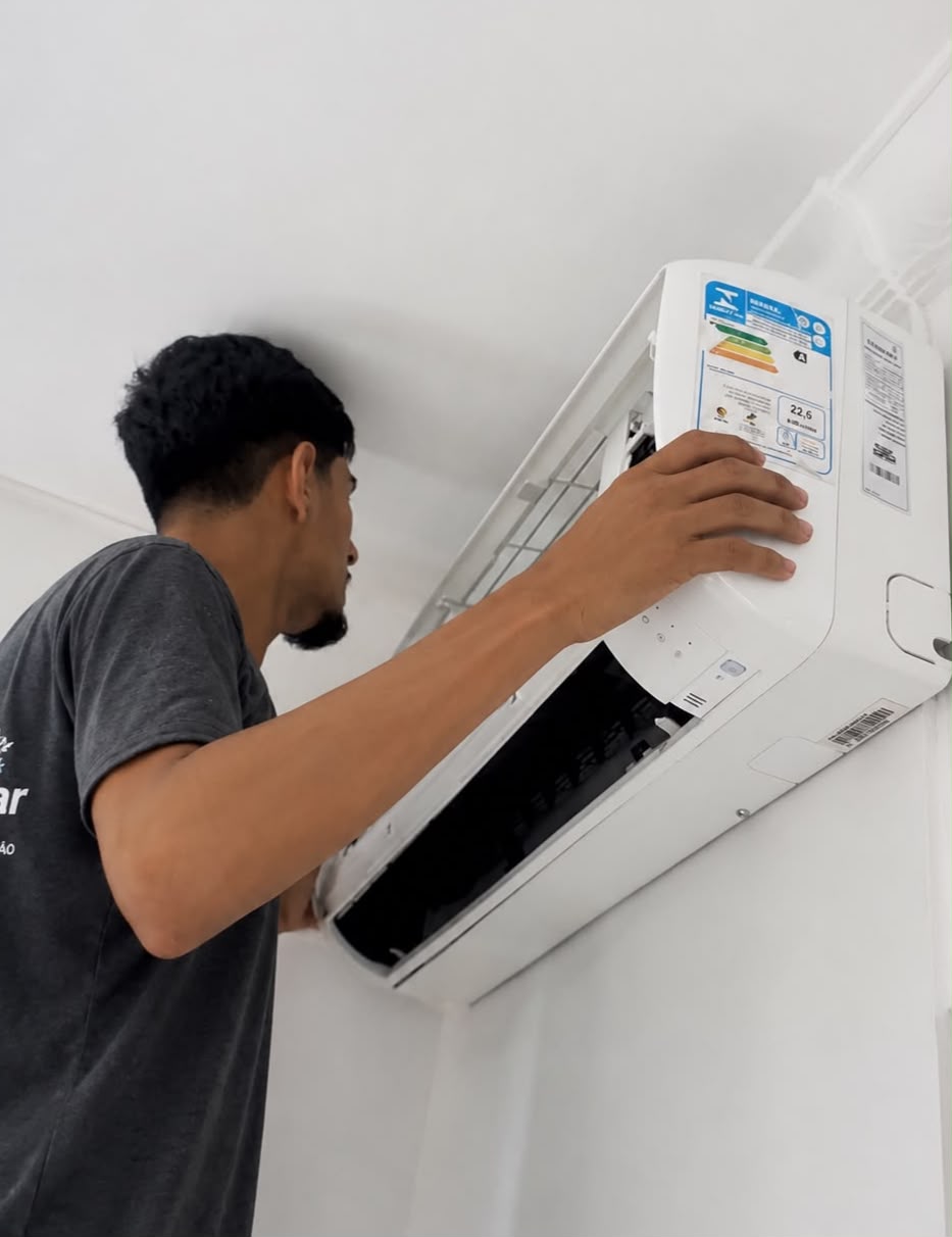 Técnico abrindo split para limpeza de filtros
