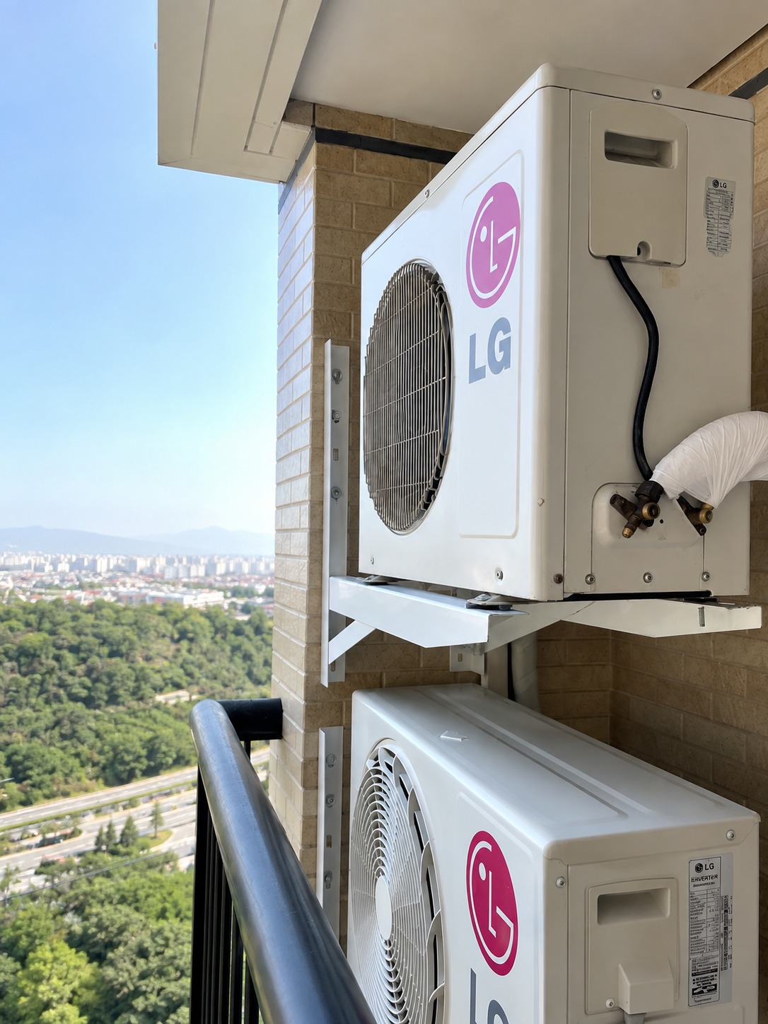 Condensadoras LG instaladas em suportes na sacada