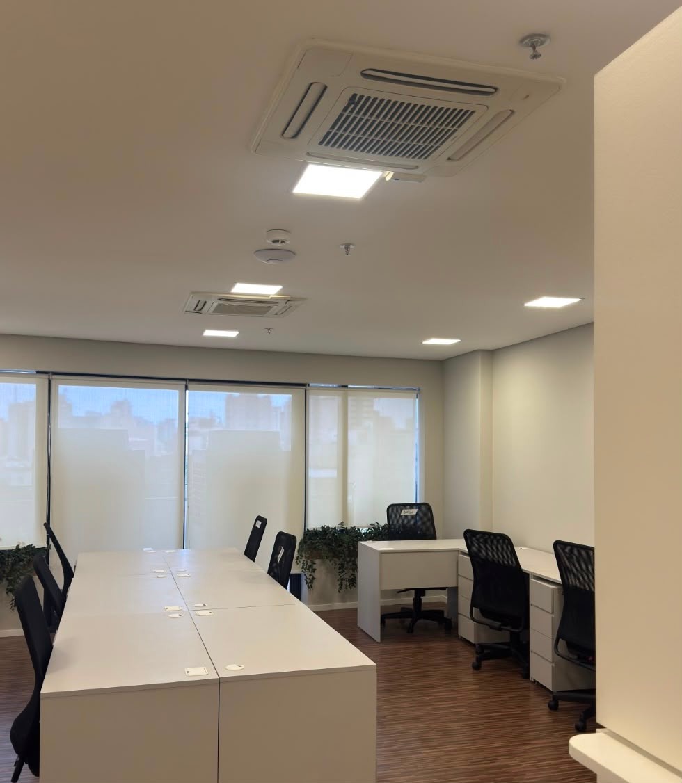 Escritório com cassete de ar-condicionado instalado no forro