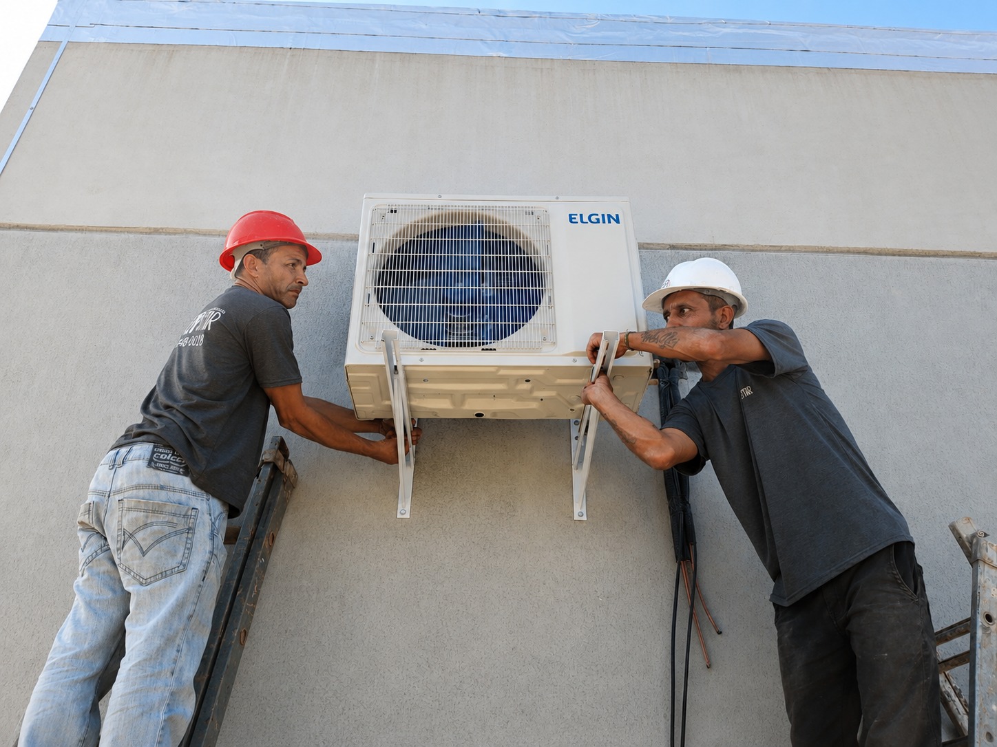 Equipe Temppstar instalando condensadora Elgin em suporte de parede