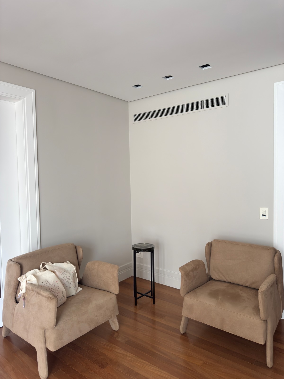 Evaporadora com grelha linear instalada em sala de estar