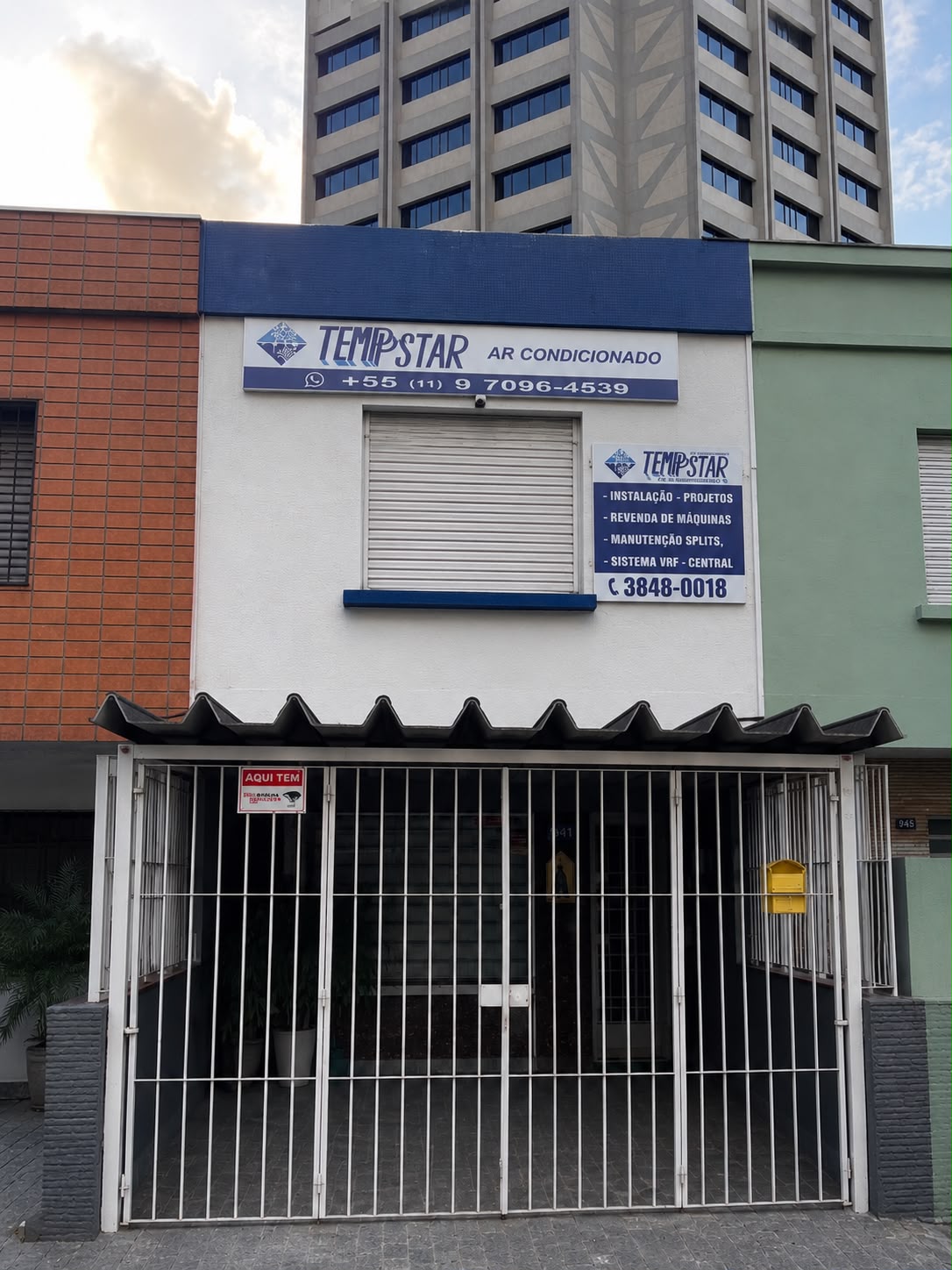 Fachada da Temppstar Ar-Condicionado com placas de instalação, projetos, revenda de máquinas e manutenção