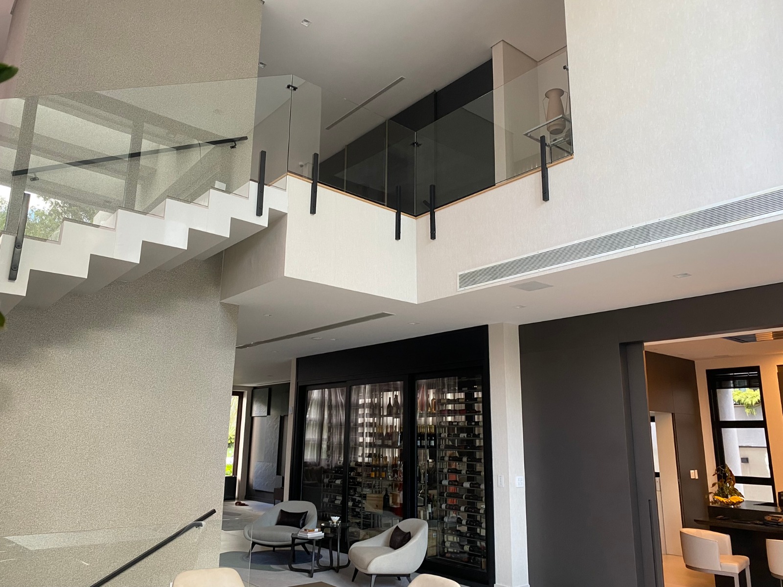 Residência de alto padrão com difusor linear de ar-condicionado